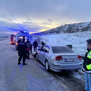 Çorumda yol kenarındaki bariyere çarpan otomobilin sürücüsü yaralandı