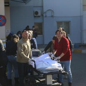 Park halindeki otomobilde bulunan küçük çocuk, çıkan yangında ağır yaralandı