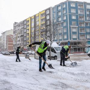 Vanda kapalı 436 yerleşim yerinin yolu açıldı