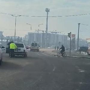 Polis, arızalanıp, trafiği aksatan aracı yol kenarına itti