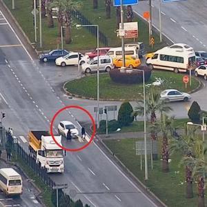 Yaya geçidinde otomobilin çarptığı kadın yaralandı; kaza kamerada