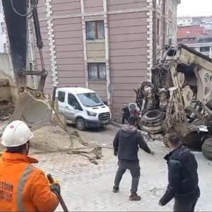 İstanbul - Kağıthane’de fore kazık makinesini çeken halat koptu: 1i öğrenci 2 kişi yaralandığı kaza kamerada