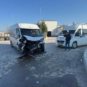 Manisada iki servis minibüsü çarpıştı: 19 yaralı
