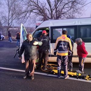 Minibüs, kırmızı ışıkta bekleyen TIR’a çarptı; sıkışan sürücüyü itfaiye kurtardı