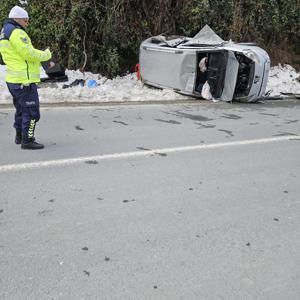 Minibüs ile hafif ticari araç çarpıştı: 3 yaralı