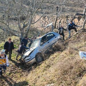 Çorumda 10 metreden bahçeye düşen otomobilin sürücüsü yaralandı