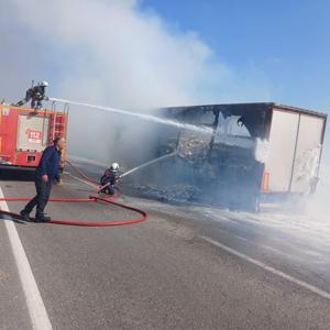 Mardinde seyir halindeki şampuan yükü TIR, yandı