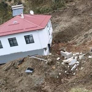 Artvin’de heyelan; 2 katlı ev 50 metre sürüklendi