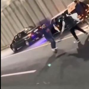 Alt geçit içerisinde araçlarını çekip yolda oyun oynayan sürücülere ceza