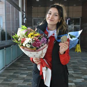 Avrupa ikincisi milli atıcı Damla Köse, Erzurumda çiçekle karşılandı