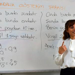 Gülsevim öğretmen, matematik dersini oyun ve şarkılarla öğretiyor