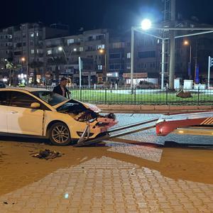 Edremitte kamyonetle otomobilin çarpıştığı kazada 1 kişi yaralandı