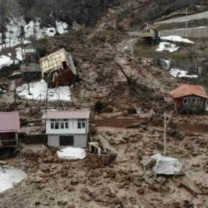 Artvin’de heyelan; ahşap ev çatısının üzerine devrildi