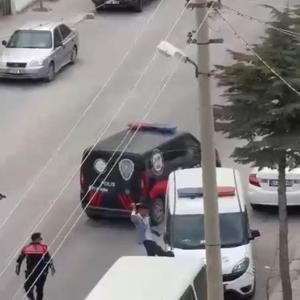 2 polisi yaralayan şüphelinin vurularak yakalandığı olaya ilişkin görüntüler ortaya çıktı