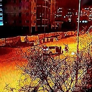 Silahlı şüphelileri, polis aracıyla motosiklete çarparak yakaladılar