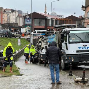 Trabzonda sağanak; araçlar suya gömüldü