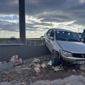 Edirnede iş yerinin duvarına çarpan otomobilin sürücüsü yaralandı