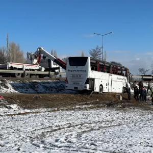 Yolcu otobüsü şarampole devrildi; 1 ölü, 25 yaralı