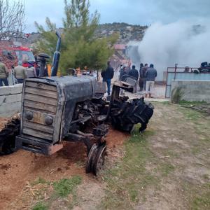 Odunluk yangını büyüdü, traktör ve samanlar kül oldu