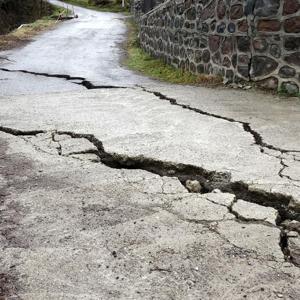 Trabzon’da beton yolda oluşan derin çatlaklar endişelendirdi