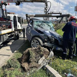 Zonguldakta aydınlatma direğine çarpan otomobilin sürücüsü yaralandı