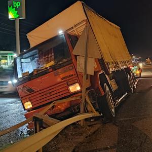 Edirne’de demir bariyerlere çarpan kamyonun sürücüsü yaralandı