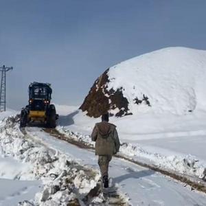 Sason’da 12 yerleşim yerinin yolu kardan kapandı