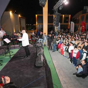 Antakya Medeniyetler Korosu konser verdi