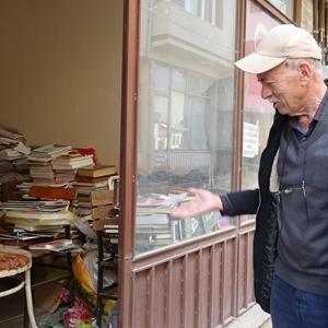 Camını kırıp girdikleri kitabevinden, ikinci el kitap çaldılar