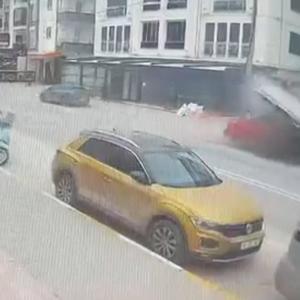 Otomobil, kamyonetin altına girdi; 3 yaralı