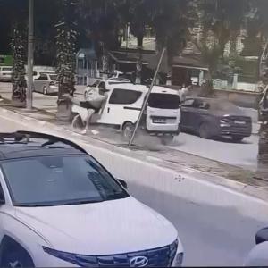 Hafif ticari araç önce refüjdeki yayaya, ardından da ağaca çarptı; kaza anı kamerada