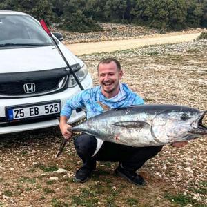 Saros’ta kıyıdan oltayla 30 kiloluk orkinos yakaladı