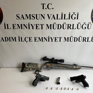 Durdurulan araçta silah ele geçirildi; 2 gözaltı