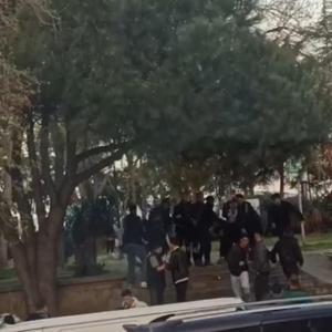 İstanbulda parkta iki grup arasında çıkan kavga kamerada