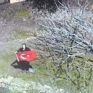 Polis helikopterini görünce Türk bayrağı açıp, selam verdi