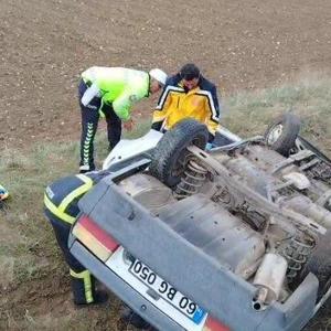 Şarampole devrilen araçtaki 2 yaralıya trafik polisi moral verdi
