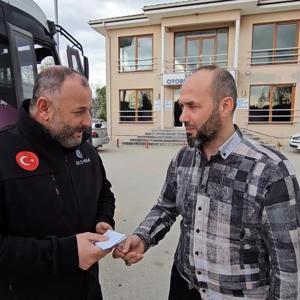 Şoför, bulduğu 200 bin liralık çantayı sahibine ulaştırdı