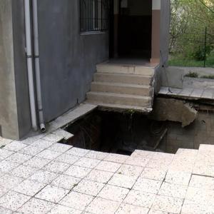 Pendikte 4 Katlı Binaların Bahçe Zemini Çöktü
