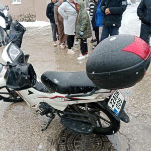 Otomobille çarpışan motosikletin ehliyetsiz ve kasksız sürücüsü yaralandı