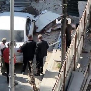 İstanbul- Avcılarda yıkım sırasında binadan kopan parçalar otomobilin üzerine düştü