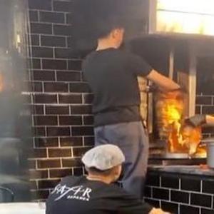 Pişmiş dönerin üzerine çiğ et eklenirken görüntülenen işletme hakkında inceleme