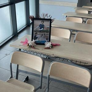 Kaan Ege’nin arkadaşları boş kalan sırasına çiçek bıraktı