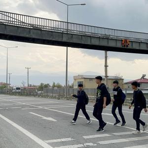 3 lisenin yakınındaki üst geçit , Yol uzuyor’ diye kullanılmıyor