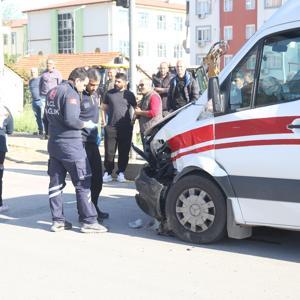 Antalyada ambulans ile otomobil çarpıştı; 3 yaralı