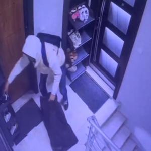 İstanbul - Sultangazide apartmandan ayakkabı hırsızlığı kamerada