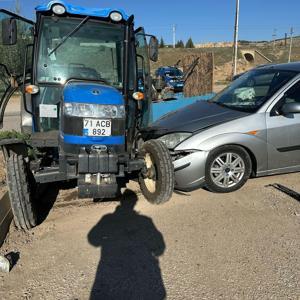 Otomobil ile traktör çarpıştı; 3 jandarma personeli yaralı