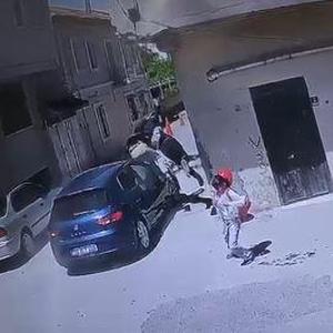 Motosiklet ile otomobilin çarpıştığı kazada 2 kişi yaralandı, 1 çocuk şans eseri kurtuldu; olay anı kamerada