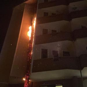 6 katlı binanın giriş katındaki yangın söndürüldü