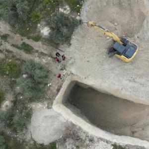 İş makineleriyle kaçak kazı yapan 2 şüpheli yakalandı