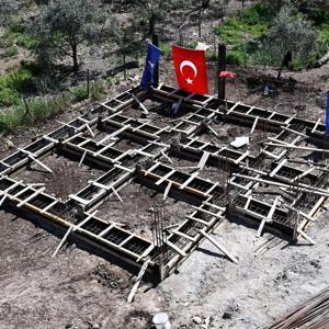 Depremzedeler için ahır ve samanlıkların temeli atıldı
